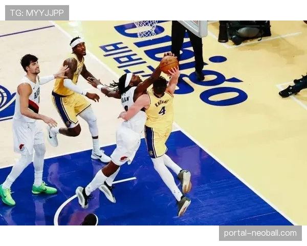 半场战报：湖人利用失误打出一波18-2反击高潮，领先勇士12分